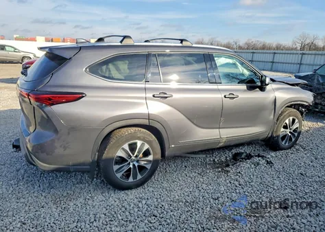 2021 Toyota Highlander Xle z USA, uszkodzony, nr VIN 5TDGZRBH6MS540404